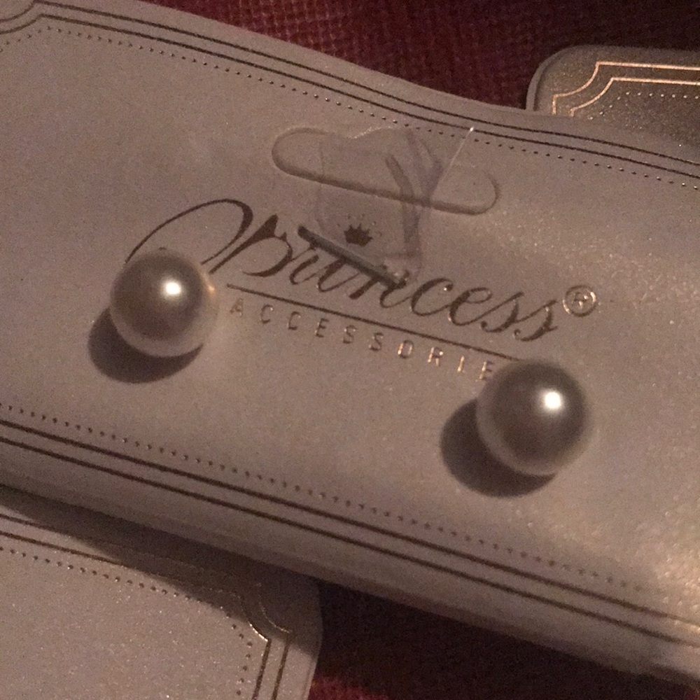 Pearl studs. - Picture 3 of 4